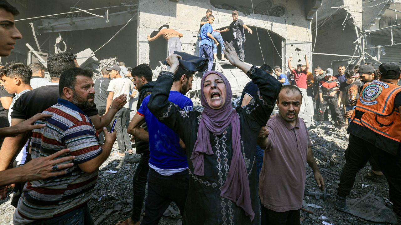 Una mujer palestina reacciona mientras otros se apresuran a buscar víctimas entre los escombros de un edificio tras un ataque israelí en Khan Yunis, en el sur de la Franja de Gaza, en medio de las batallas en curso entre Israel y los palestinos del grupo Hamás. Miles de personas, tanto israelíes como palestinas, han muerto desde el 7 de octubre de 2023, después de que militantes palestinos de Hamás con base en la Franja de Gaza entraran en el sur de Israel en un ataque sorpresa que llevó a Israel a declarar la guerra a Hamás en Gaza. | Foto:MAHMUD JAMONES / AFP
