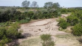 El fondo del Xanaes se convirtió en un terreno resquebrajado.