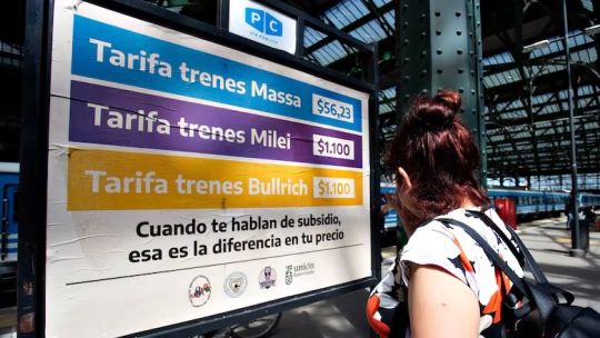 Se desata un escándalo por los carteles en los trenes de Buenos Aires mostrando el valor del boleto sin subsidios