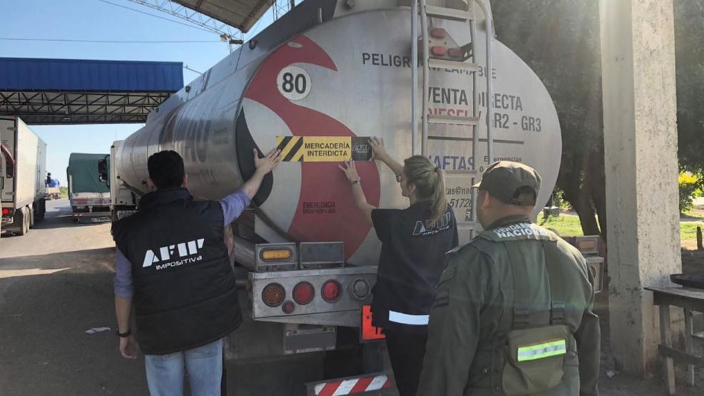 AFIP con un control de combustible a Paraguay que frenó la salida gasoil.