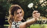 Juliana Awada elige estas flores infalibles para decorar una mesa en primavera o verano