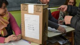 Según el Código Electoral Nacional todas las personas de 18 a 70 años que figuran en el padrón deben acercarse a todas las instancias de votación. 