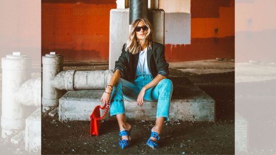 El secreto para llevar jeans de tiro alto con blazer esta primavera 2023 y armar los mejores looks