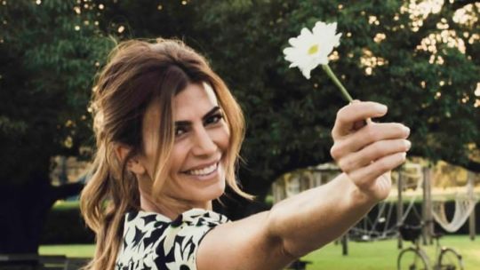 Juliana Awada elige estas flores infalibles para decorar una mesa en primavera o verano
