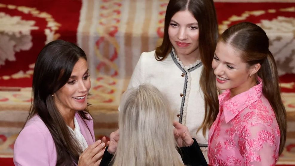 El momento "cholulo" de la Reina Letizia y sus hijas ante Meryl Streep