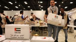 La ayuda humanitaria enviada desde distintas partes del mundo empieza a entrar desde Egipto a la bloqueada Gaza.