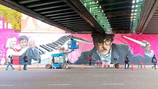 Pintan murales en homenaje a Maradona y a Charly García