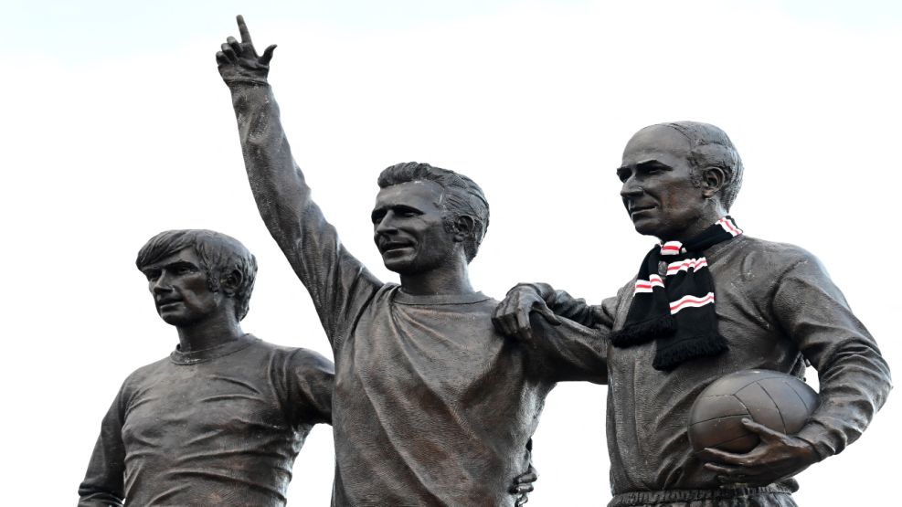 20232110 Homenaje a la "Santísima Trinidad" de Manchester en las afueras del estadio de Old Trafford