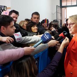 Elecciones Presidenciales 22-10-2023. La gobernadora de Santa Cruz y candidata a senadora nacional, Alicia Kirchner, emitió su voto en la escuela nº1 Hernando de Magallanes, de Río Gallegos. | Foto:Télam/Walter Diaz