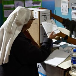 Una monja deposita su voto en el colegio electoral de Tigre, Buenos Aires, durante las elecciones presidenciales. | Foto:Emiliano Lasalvia/AFP