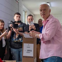 El candidato a gobernador de la provincia de Buenos Aires por JxC, Néstor Grindetti, votó este mediodia en la EP n 28/ ES n 41 , ubicada en la calle Carlos Gardel 1011, Lanus Oeste. 22/10/23 | Foto:telam