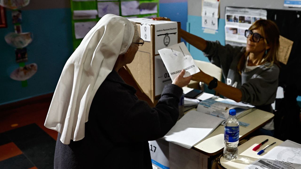 Una monja deposita su voto en el colegio electoral de Tigre, Buenos Aires, durante las elecciones presidenciales. | Foto:Emiliano Lasalvia/AFP