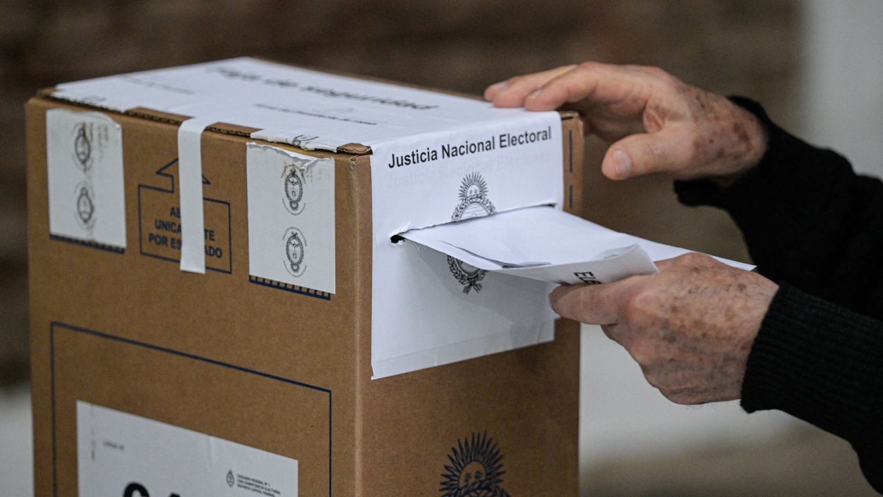 Una persona vota en un colegio electoral en Buenos Aires, durante las elecciones presidenciales. | Foto:JUAN MABROMATA/AFP
