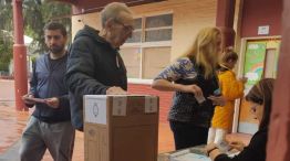 Norberto Milei y su hija Karina votando en Vicente López.