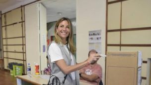 Elecciones 2023: María Belén Ludueña combinó chaleco, camiseta y zapatilla para votar