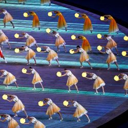 Artistas actúan durante la ceremonia de apertura de los Juegos Para Asiáticos 2022 en el Estadio del Centro Deportivo Olímpico de Hangzhou en Hangzhou, provincia de Zhejiang, en el este de China. | Foto:HECTOR RETAMAL / AFP