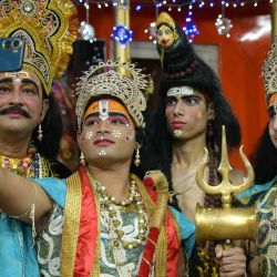 Artistas vestidos como deidades hindúes se toman una selfie antes de participar en una procesión religiosa en Amritsar, India. | Foto:Narinder Nanu / AFP