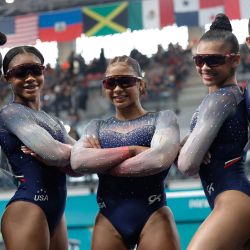 El equipo de Estados Unidos posa al final de la final por equipos femeninos de gimnasia artística de los Juegos Panamericanos Santiago 2023 en el Polideportivo de Equipos del Parque Deportivo del Estadio Nacional de Santiago. | Foto:MARTIN BERNETTI / AFP