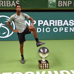 El francés Gael Monfils posa con su trofeo después de ganar contra el ruso Pavel Kotov durante el partido final masculino individual del torneo de tenis ATP Nordic Open en el Royal Tennis Hall, en Estocolmo, Suecia. Monfils ganó el partido 4-6. 7-6 y 6-3. | Foto:JONATHAN NACKSTRAND / AFP