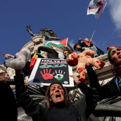 Los manifestantes cantan mientras se encuentran en el Monumento a la República durante una manifestación pidiendo la paz en Gaza, en la Plaza de la República en París. Miles de personas, tanto israelíes como palestinas, han muerto desde el 7 de octubre de 2023. después de que militantes palestinos de Hamás con base en la Franja de Gaza entraran en el sur de Israel en un ataque sorpresa que llevó a Israel a declarar la guerra a Hamás en Gaza al día siguiente. | Foto:EMMANUEL DUNAND / AFP