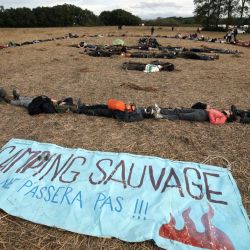 Miembros de "Les Soulevements de la Terre" (Levantamientos de la Tierra) se dispusieron a dar forma al símbolo de su movimiento ecologista tras una operación de evacuación del campamento ZAD (Zona a Defender) convocada para protestar contra el proyecto de la autopista A69 entre Toulouse y Castres. en Saix, suroeste de Francia. | Foto:VALENTINE CHAPUIS / AFP