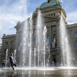 Una fotografía muestra la Cámara del Parlamento suizo, durante las elecciones federales suizas para elegir un nuevo Parlamento, en Berna, capital de Suiza. | Foto:FABRICE COFFRINI / AFP