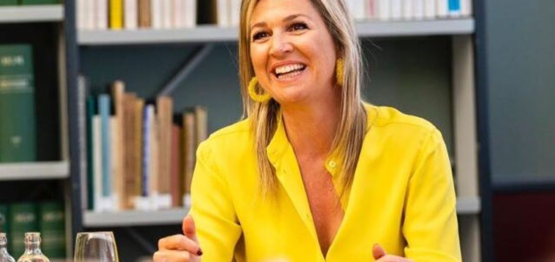 La reina Máxima de gira en África, sorprende con un total look amarillo perfecto para la primavera 