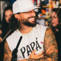 Maluma confirmó el nombre de su hija en camino luciendo una extravagante joya