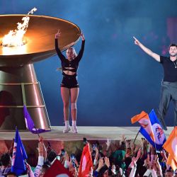 El cantante colombiano Sebastián Yatra actúa durante la ceremonia de apertura de los Juegos Panamericanos Santiago 2023, en el Estadio Nacional de Santiago. | Foto:MARTIN BERNETTI / AFP