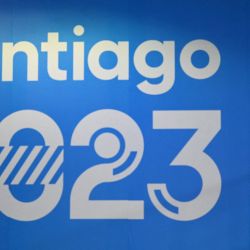 El colombiano Daniel Restrepo compite durante la final masculina de trampolín de 3 metros de los Juegos Panamericanos Santiago 2023, en el Centro Acuático del Parque Deportivo del Estadio Nacional de Santiago. | Foto:RAUL ARBOLEDA / AFP