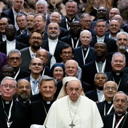 El Papa Francisco posa para una fotografía con los participantes del Sínodo de los Obispos en el Aula Pablo VI del Vaticano. La asamblea del Sínodo, que se prolongará hasta el 29 de octubre, marca, sin embargo, un punto de inflexión histórico en la Iglesia. , en el que por primera vez se permitió la participación de monjas y laicas. | Foto:Tiziana Fabi / AFP