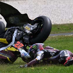 El piloto británico del Elf Marc VDS Rasing Team, Sam Lowes, se sale de la pista durante la sesión de clasificación de la clase Moto2 del Gran Premio de Australia de MotoGP en Phillip Island. | Foto:Paul Crock / AFP