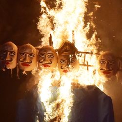 En la foto se ve una efigie del demonio hindú Ravana ardiendo con motivo del festival hindú 'Dussehra' en Prayagraj, India. | Foto:AFP