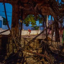 Imagen de un autobús que fue incendiado por presuntos miembros de la milicia paramilitar, en Recreio dos Bandeirantes en Río de Janeiro, Brasil. Presuntos miembros de la milicia paramilitar incendiaron 35 autobuses en Río de Janeiro después de que uno de sus líderes fuera asesinado en una operación policial que paralizó partes de la pintoresca ciudad brasileña, dijeron las autoridades. Las escenas caóticas estallaron en el lado oeste de Río después de una operación que, según el gobernador del estado de Río, Claudio Castro, mató al sobrino y mano derecha de un jefe de la milicia conocido como "Zinho", el presunto líder del grupo en la región. | Foto:BRUNO KAIUCA / AFP