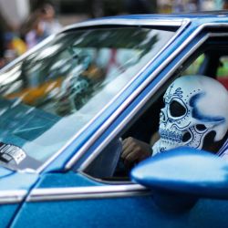 Imagen de un hombre portando una máscara mientras participa en la Mega Procesión de las Catrinas 2023, en la Ciudad de México, capital de México. | Foto:Xinhua/Francisco Cañedo