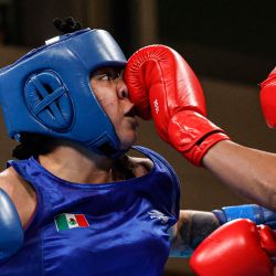 La mexicana Citlalli Vanessa Ortiz lucha contra la estadounidense Naomi Graham durante el evento de boxeo femenino de cuartos de final de 75 kg de los Juegos Panamericanos Santiago 2023 en el Centro de Entrenamiento Olímpico (CEO) de Santiago. | Foto:MARTIN BERNETTI / AFP