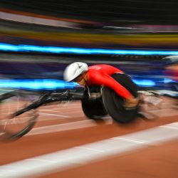 Los atletas compiten en la final masculina de 5000m-T54 en el estadio del centro deportivo de Huanglong durante los Juegos Para Asiáticos de 2022 en Hangzhou, en la provincia oriental china de Zhejiang. | Foto:HECTOR RETAMAL / AFP