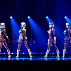 Los bailarines actúan en "The Empire Strips Back", una parodia burlesca de Star Wars en el teatro gimnasio Marie-Bell en el centro de París. | Foto:MIGUEL MEDINA / AFP