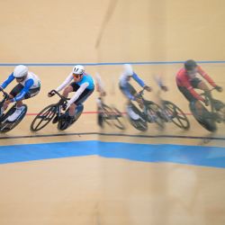 Los ciclistas compiten en la prueba omnium masculina de ciclismo en pista de los Juegos Panamericanos Santiago 2023 en el Velódromo del Parque Peñalolén de Santiago. | Foto:ERNESTO BENAVIDES / AFP