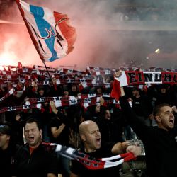 Los seguidores del PSV animan y encienden bengalas antes del partido de fútbol de ida del Grupo B de la Liga de Campeones de la UEFA entre el RC Lens y el PSV Eindhoven en el estadio Bollaert-Delelis en Lens, norte de Francia. | Foto:Sameer Al-Doumy / AFP