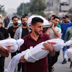 Miembros de la familia al-Zanati, asesinada tras un ataque israelí, son llevados a un vehículo que espera para ser conducidos a un cementerio para su entierro en Khan Yunis, mientras continúan las batallas entre Israel y el Grupo palestino Hamás. Miles de personas, tanto israelíes como palestinas, han muerto desde el 7 de octubre de 2023, después de que militantes palestinos de Hamás con base en la Franja de Gaza entraran en el sur de Israel en un ataque sorpresa que llevó a Israel a declarar la guerra a Hamás en Gaza. | Foto:MAHMUD JAMONES / AFP