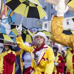 Miembros de los Joburg Minstrels actúan durante un desfile callejero en Johannesburgo. Es una de esas fiestas callejeras, con sol brillante sobre asfalto roto, de las que Johannesburgo tiene el secreto: una fanfarria de juglares, porras de majorette, caras pintadas y Trajes brillantes llevaron a los recolectores de basura de la megalópolis sudafricana a desafiar el gris y evocar el estado del planeta. | Foto:Roberta Ciuccio / AFP