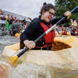 Un participante rema en una calabaza gigante ahuecada durante la Regata Pumpkin en Kasterlee, Bélgica. En la regata, una iniciativa del Kastelse Kayak Klub y Pompoengenootschap Kasterlee, los participantes cubren una distancia de 100 metros remando en calabazas ahuecadas. sacar calabazas con un equipo de cuatro marineros. | Foto:Simon Wohlfahrt / AFP