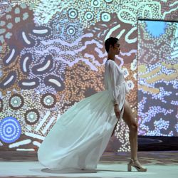 Una modelo desfila con un conjunto de la marca indígena australiana Lazy Girl Lingerie en la pasarela de Ganbu Marra durante la Semana de la Moda de Melbourne en Melbourne, Australia. | Foto:WILLIAM WEST / AFP