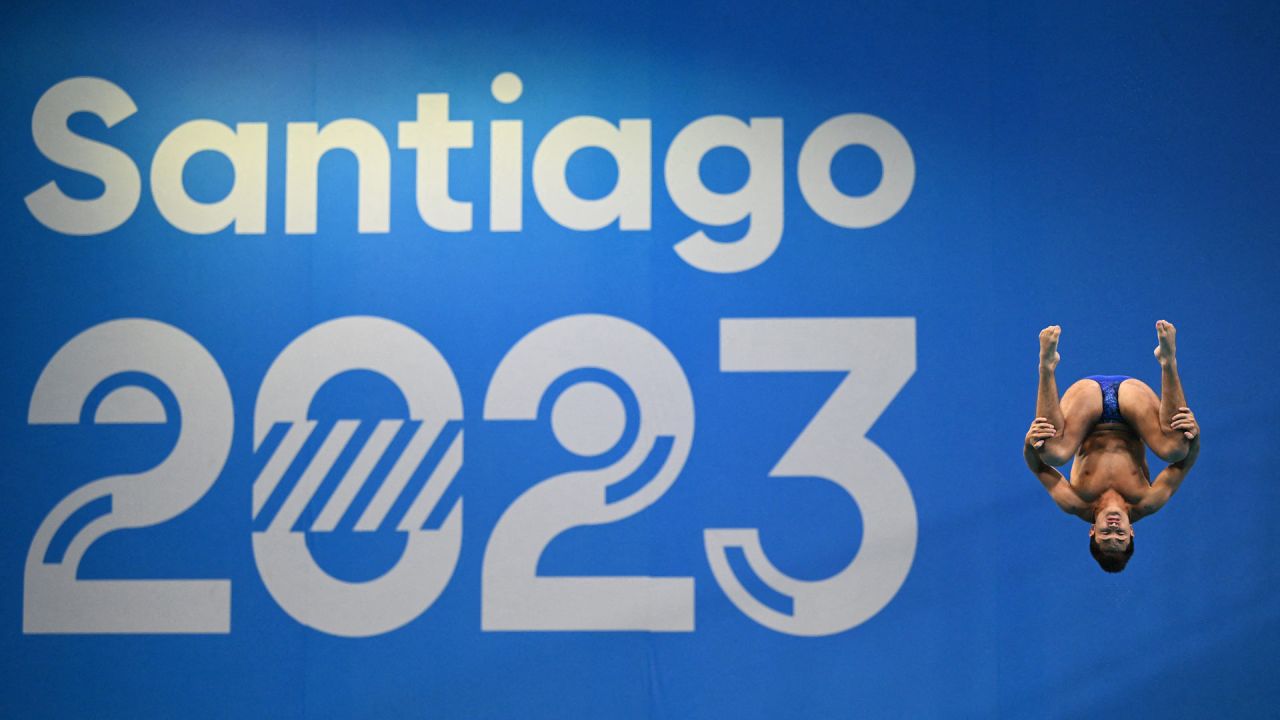El colombiano Daniel Restrepo compite durante la final masculina de trampolín de 3 metros de los Juegos Panamericanos Santiago 2023, en el Centro Acuático del Parque Deportivo del Estadio Nacional de Santiago. | Foto:RAUL ARBOLEDA / AFP
