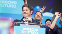 El gobernador electo de Buenos Aires Axel Kicillof se dirige a sus partidarios tras ser reelecto como gobernador.