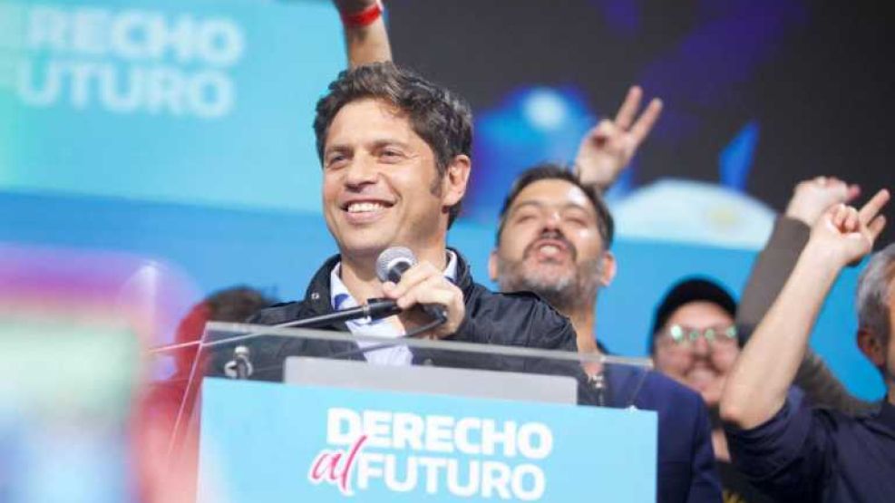 El gobernador electo de Buenos Aires Axel Kicillof se dirige a sus partidarios tras ser reelecto como gobernador.