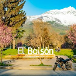 El Bolsón recibe a los visitantes en primavera con los ciruelos de sus calles en flor.