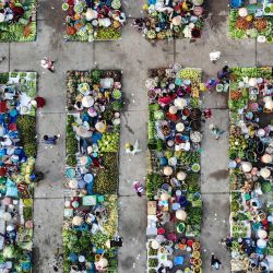 Esta fotografía aérea muestra a vendedores vendiendo verduras en el mercado de Vi Thanh en la provincia de Hau Giang, Vietnam. | Foto:NHAC NGUYEN / AFP