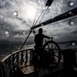 Un miembro de la tripulación trabaja a bordo de un velero francés de tres mástiles y aparejo completo "Belem" con jóvenes en varios programas de aprendizaje a bordo mientras navega en La Seyne-sur-Mer, sur de Francia. | Foto:LOIC VENANCE / AFP